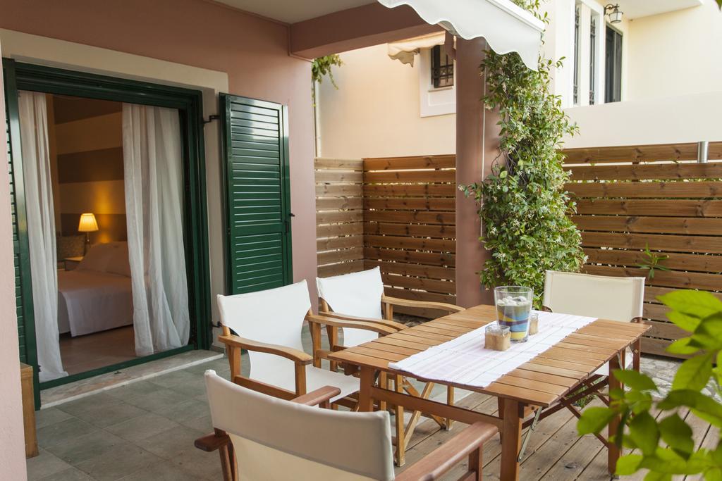 Apartment In Villa Rosebud Nikiana Exterior foto