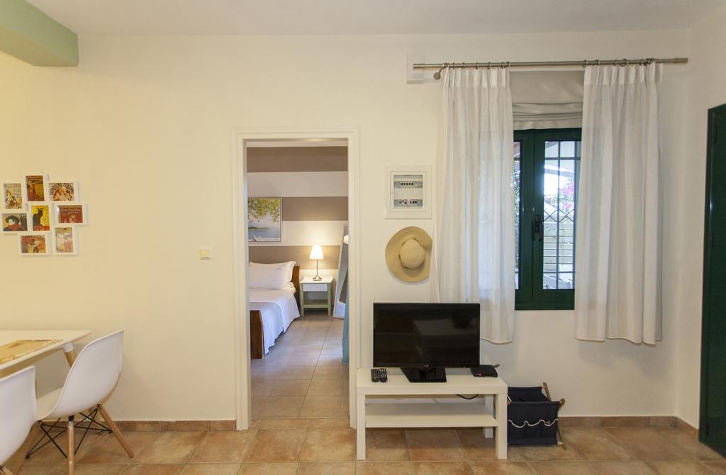 Apartment In Villa Rosebud Nikiana Exterior foto